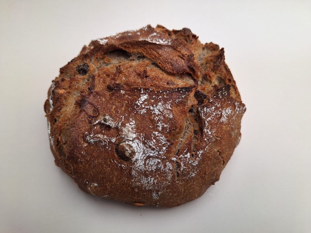 rozijnen nen notenbrood, zuurdesembrood met boekweit