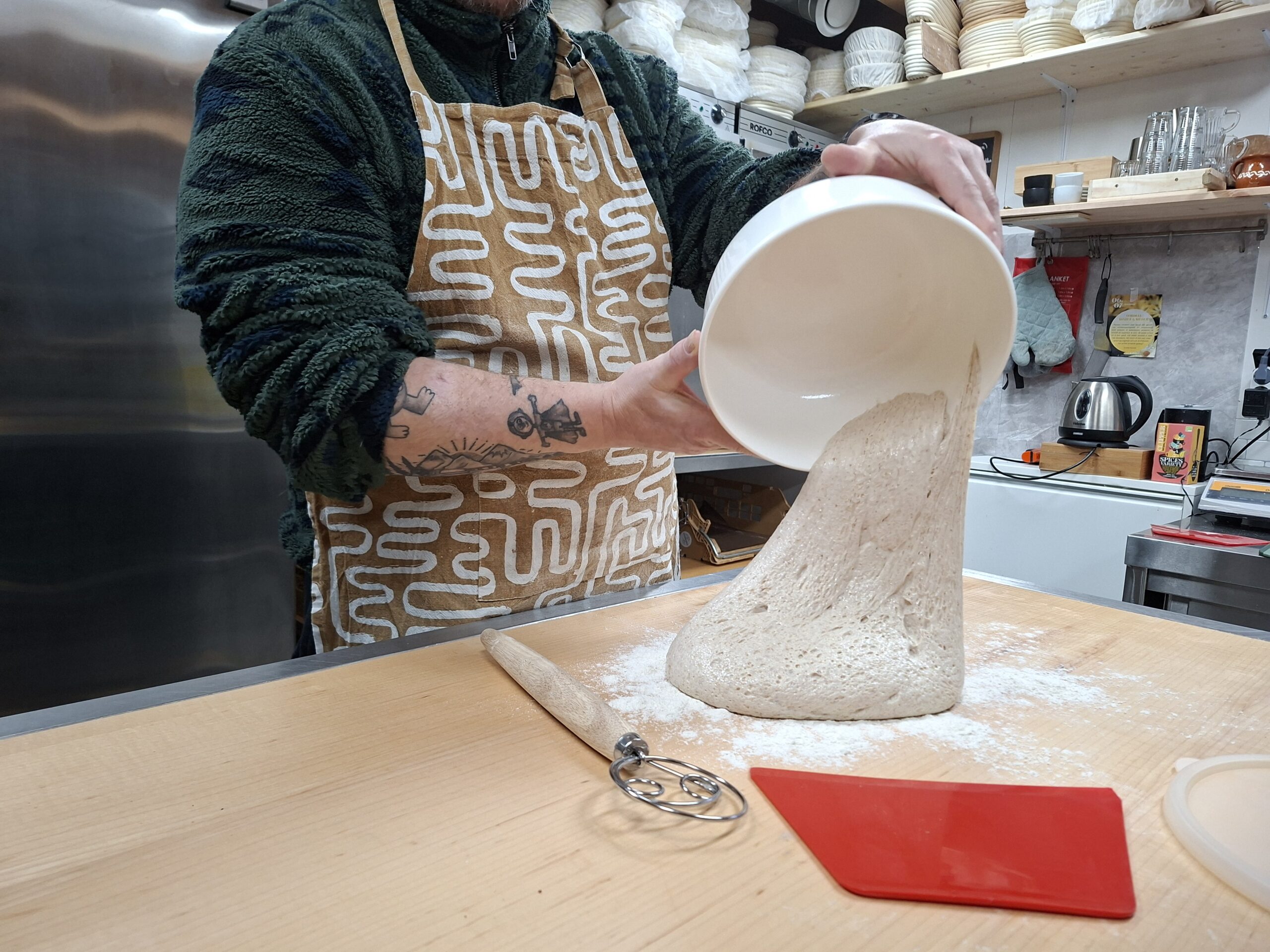 Ontdek hoe leuk broodbakken kan zijn! Altijd al zelf zuurdesembrood willen bakken? In deze gezellige en praktische workshop leer je stap voor stap hoe je je eigen ambachtelijke brood bakt – met een krokante korst en een luchtige, smaakvolle kruim. Misschien heb je het al wel eens geprobeerd en lukt het niet? Zo ging het bij mij een paar jaar geleden ook. Ik wil je graag helpen om te leren brood te bakken! Tijdens deze workshop bakken we een rustiek zuurdesembrood.