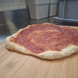 Biologische zuurdesem pizzabodem met tomatensaus (tarwe)