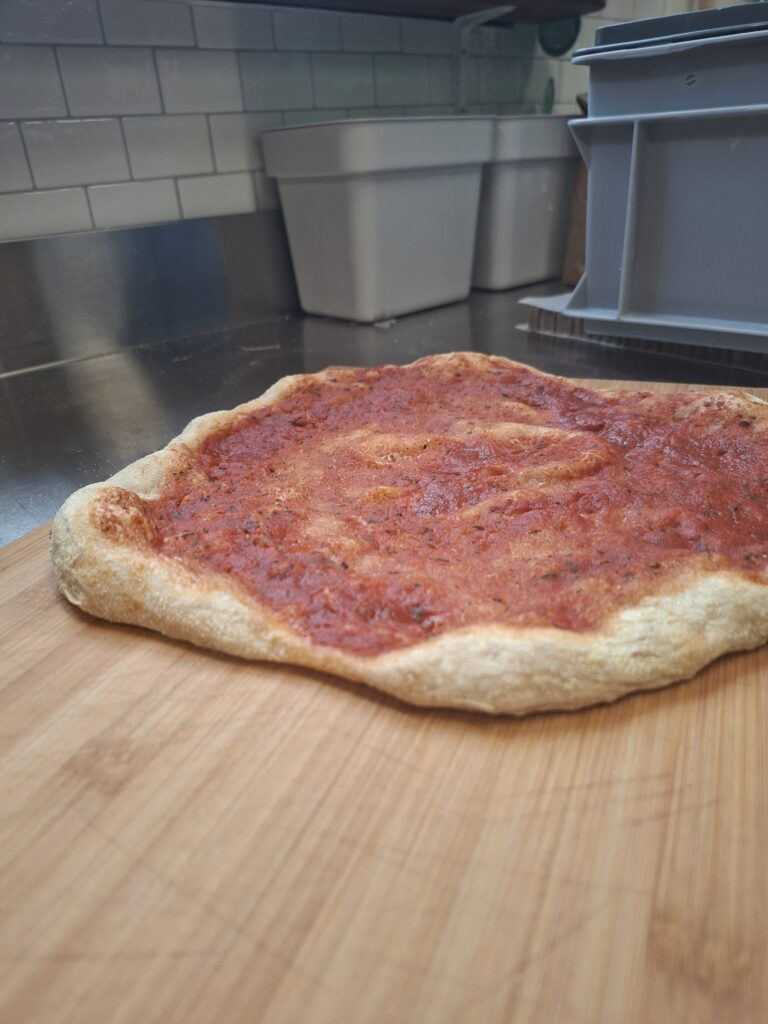 Biologische zuurdesem pizzabodem met tomatensaus (tarwe)