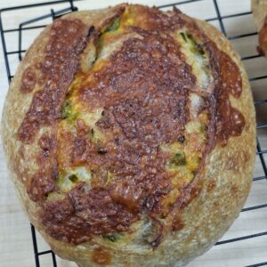 bruin desembrood gevuld met cheddar kaas en jalapenos pepertjes