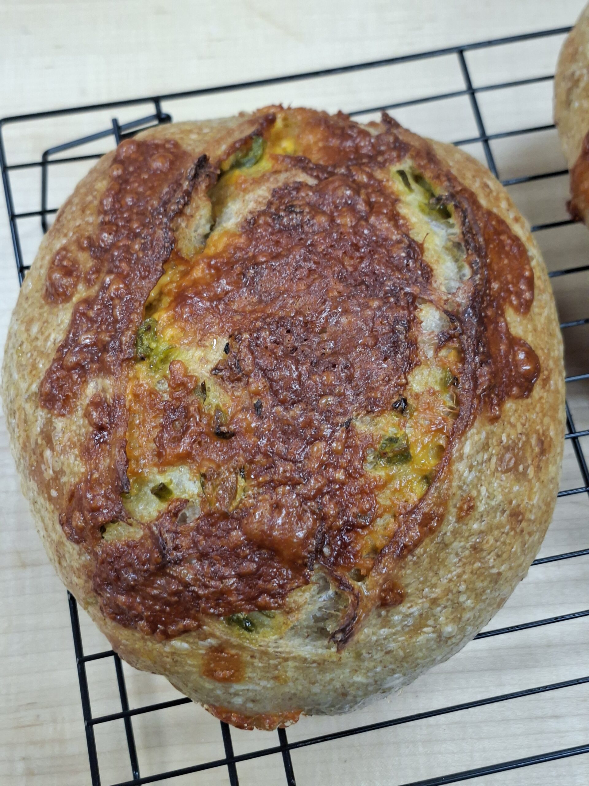 bruin desembrood gevuld met cheddar kaas en jalapenos pepertjes