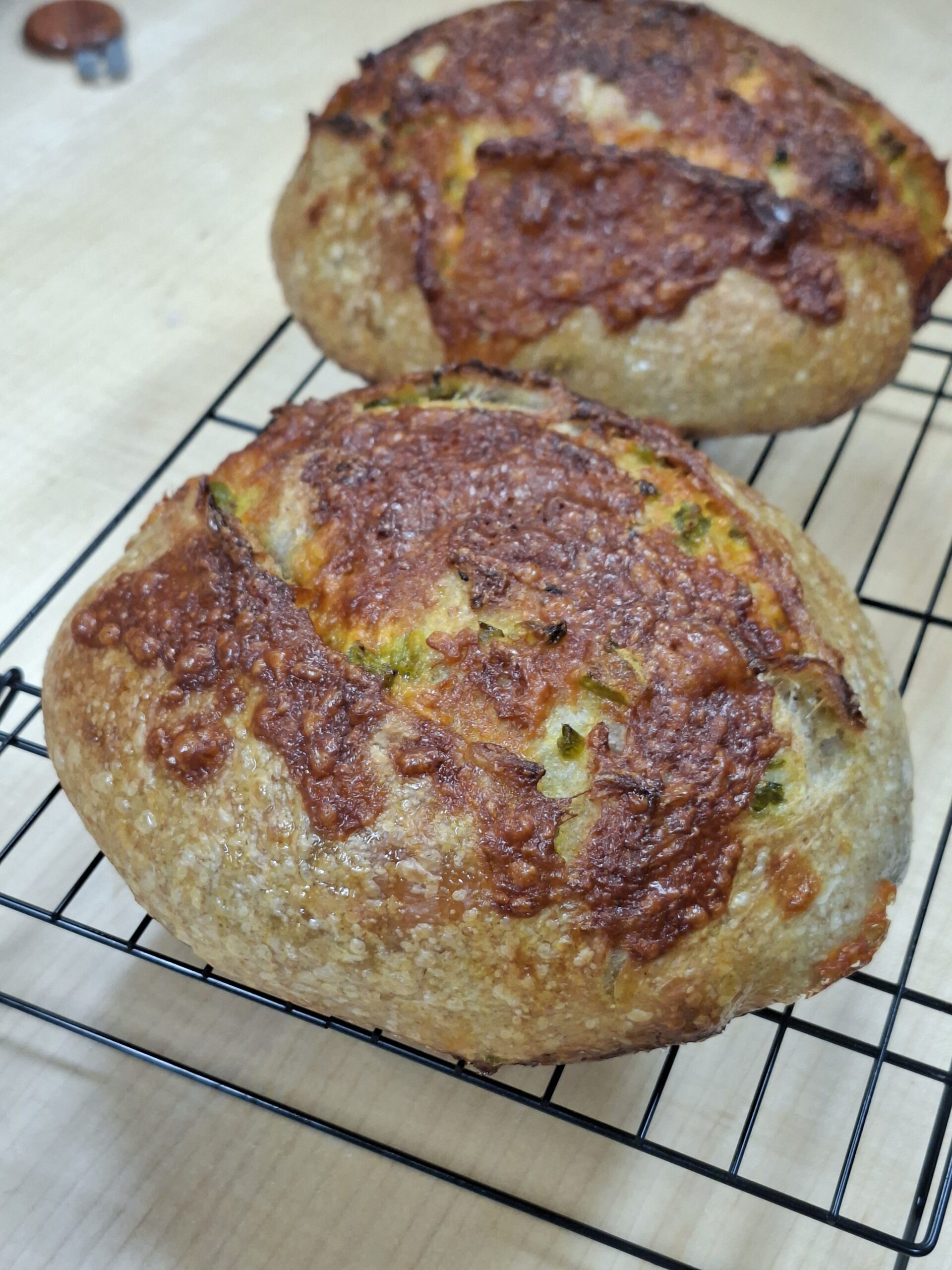 ruin desembrood gevuld met cheddar kaas en jalapenos pepertjes